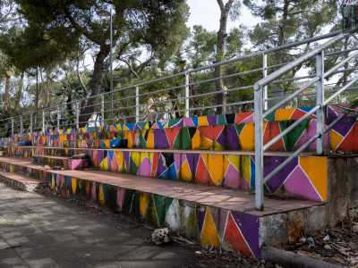 ...e colorata gradinata